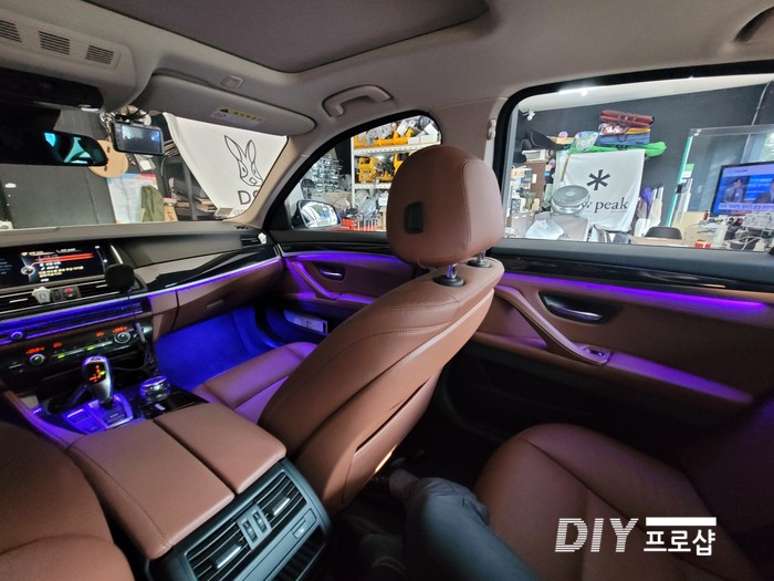 BMW F10 520D 순정 엠비언트 라이트 무드등 풋등 시공 대구 다이프로샵 경남 부산 울산 대전 경북