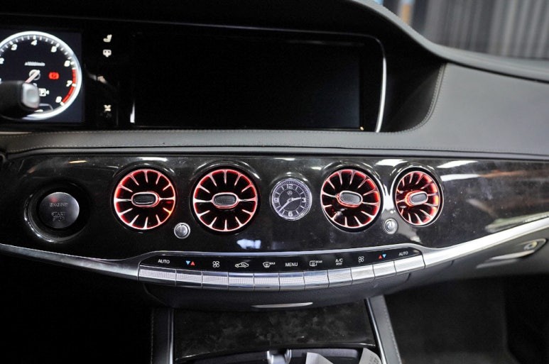 벤츠 S550 (W222) - 마이바흐 개조된 차량 송풍구 엠비언트, 부메스터 스피커 시공