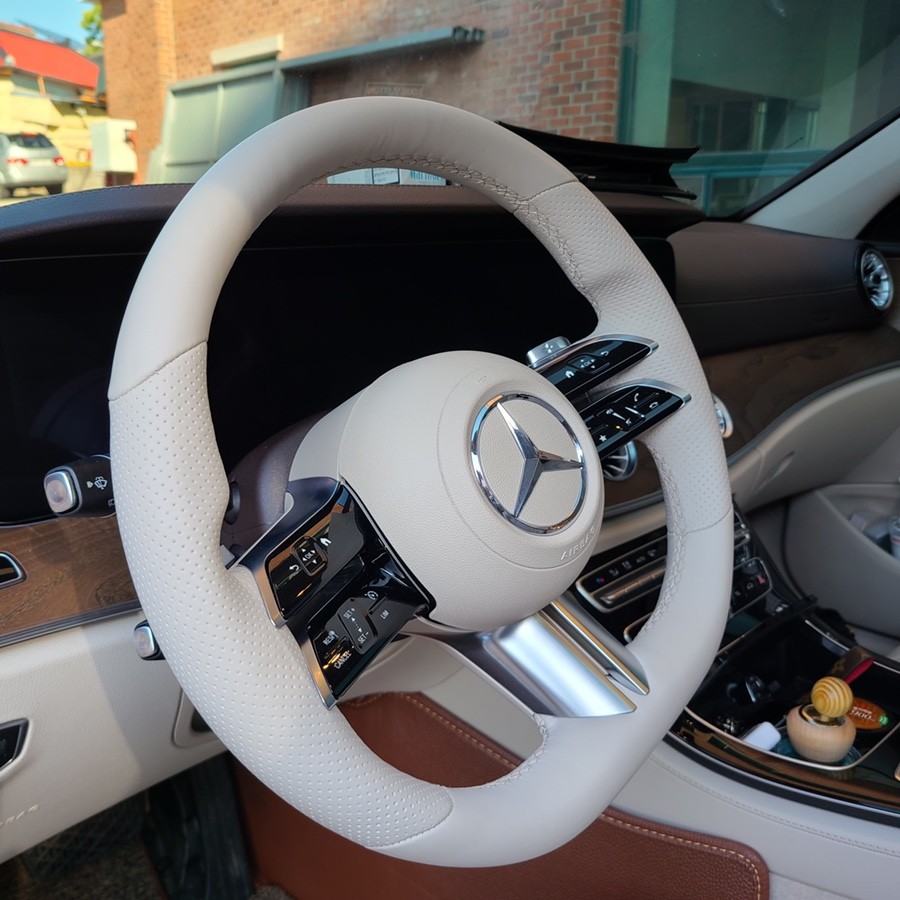 벤츠 E300 가죽 시트 실내 트리밍과 amg 페이스리프트 잠자리 신형핸들 커스텀!!