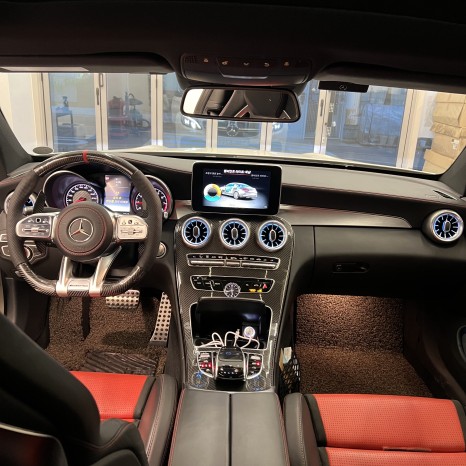 벤츠 W205 C63쿠페 AMG카본핸들 D컷 + 송풍구엠비언트 1열 시공으로 드라마틱한 변화