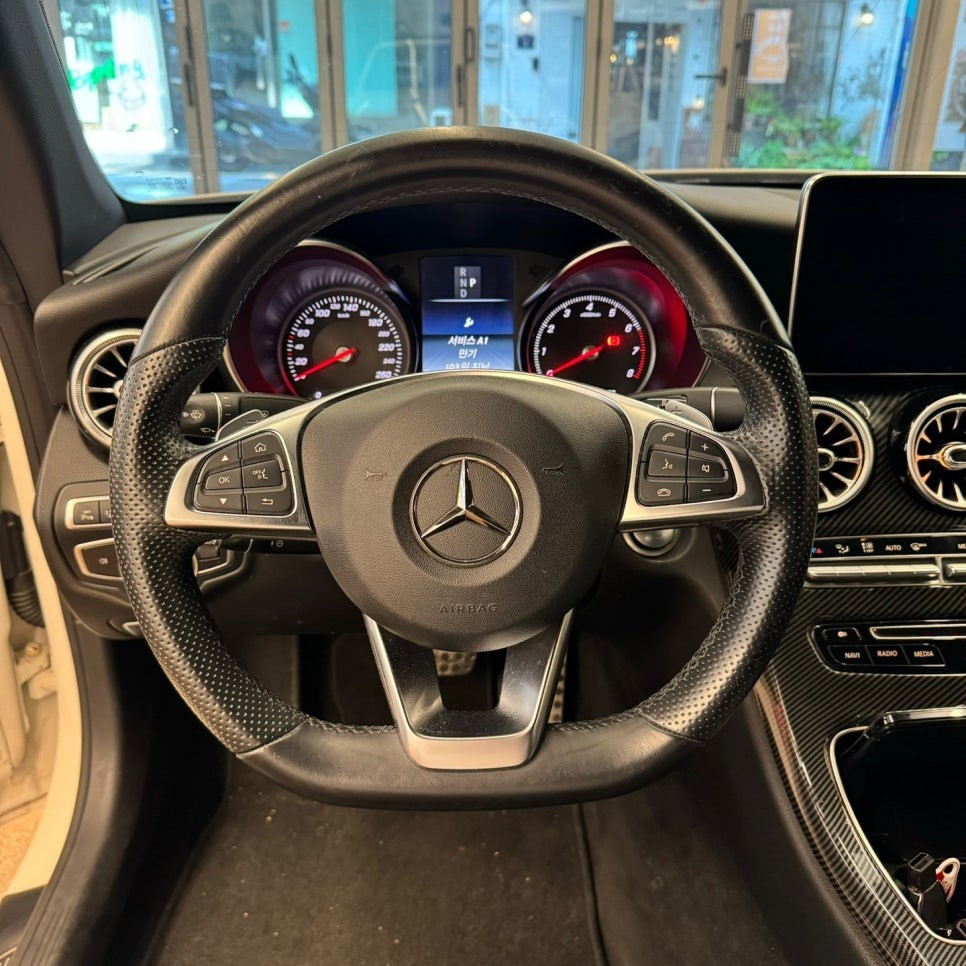 서울 / 벤츠W205 C63AMG 카브리올레 최신형 벤츠 잠자리 핸들 베이지 D컷 교체하다 / 서울 용산 중구 / 마포.서대문.은평.용산.중구
