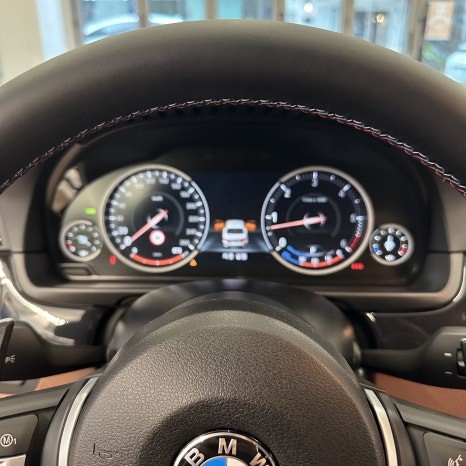 BMW F10 5시리즈 M핸들 로 교체했습니다