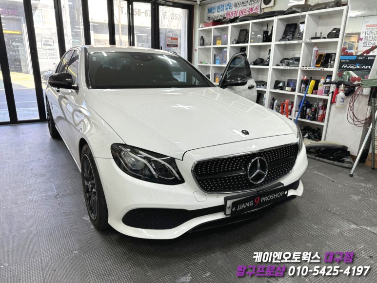 대구 벤츠 W213 와이드 콕핏 장착 및 멀티컬러 앰비언트 활성화 작업