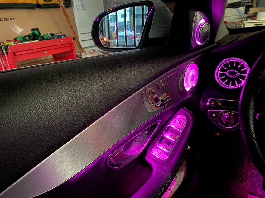 벤츠 C클래스 엠비언트 라이트 리모델링, 송풍구와 부메스터 64색 확장 시공 작업. / 인천 서구