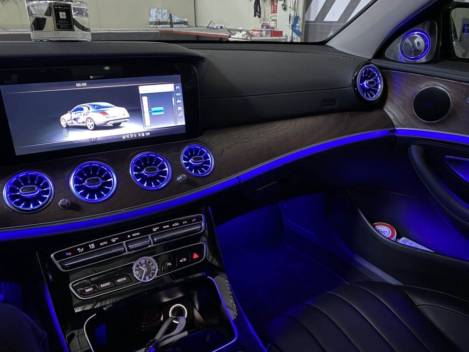 성공적인 튜닝 벤츠 E 클래스 송풍구 엠비언트와 전동 부메스터. / 인천 서구