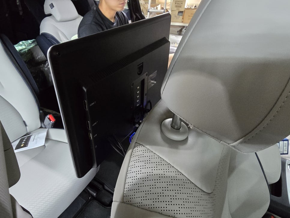 시흥 부천 안산 신형 카니발에 장착한 S ROID14 리어모니터 전용 고정브라켓으로 일체감 최고~!! / 시흥시 은행동