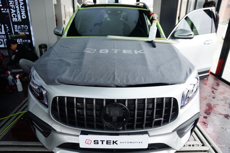 쉽고 빠르게 그리고 강력한 전면유리 보호막! 벤츠 GLB 윈드쉴드 필름 STEK DYNOflex