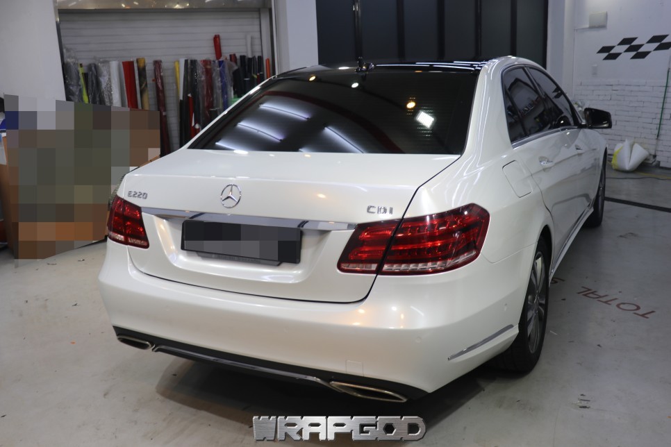벤츠 E클래스 E220 에이버리 화이트펄 랩핑 시공 전체랩핑 시공 전문 WRAPGOD