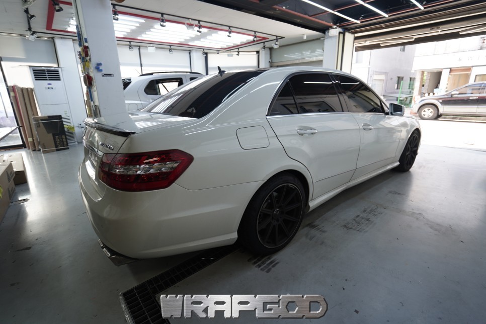 경기북부 / 벤츠 E63 AMG 전체 랩핑 에이버리 새틴블랙 자동차랩핑 시공 김포 일산 인천 풀랩핑 전문샵 WRAPGOD / 김포 양촌읍 / 고양.일산.김포