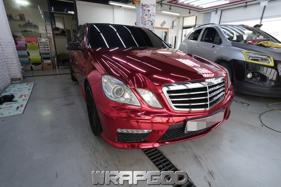 벤츠 E클래스 E63 AMG 레드크롬 전체랩핑 시공, 자동차 크롬 랩핑 전문점 WRAPGOD / 김포 양촌읍