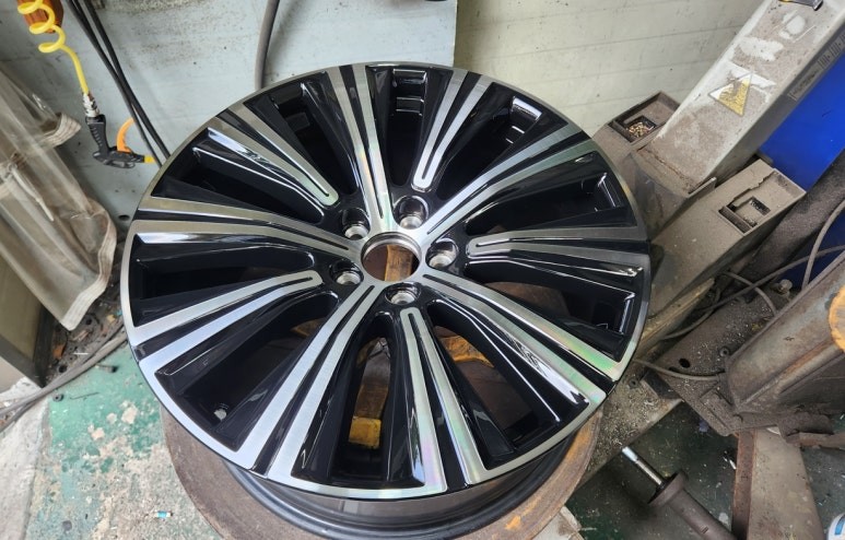 수원 볼보S90 순정휠 사고로인한 휠기스 다이아컷팅복원 수원휠복원 수원휠수리8949에서 / 수원 영통구