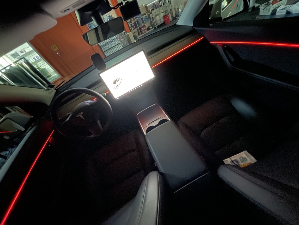 테슬라 모델 Y 밋밋한 실내를 DMX 비노출 엠비언트 무드등으로 꾸몄어요~ (김포일산파주인천서울양주의정부) / 김포,일산,고양