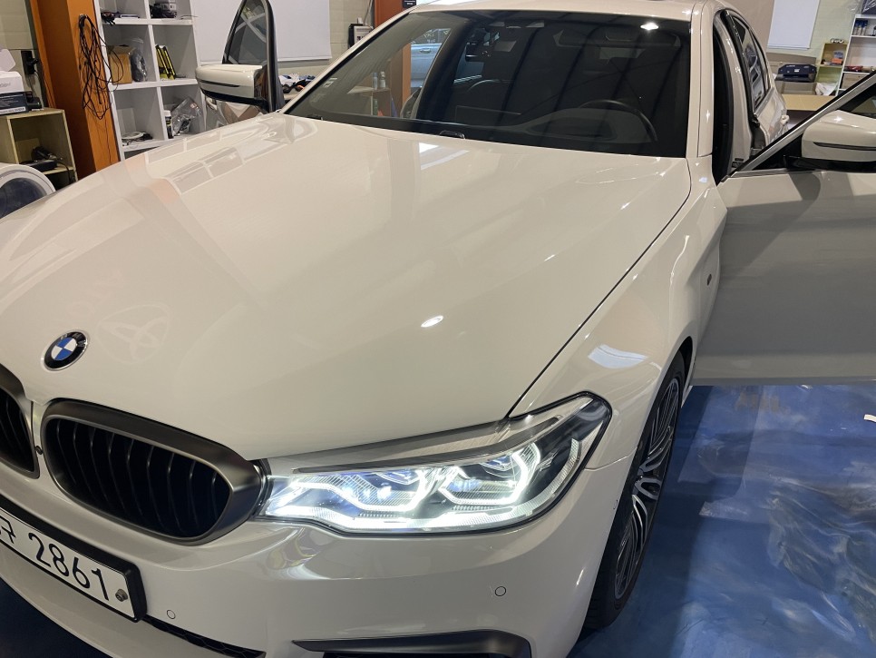 김포 아이나비 QXD8000 + 블랙박스 전용 보조베터리 셀스타 장착 BMW 5시리즈 G바디 / 김포,일산,고양