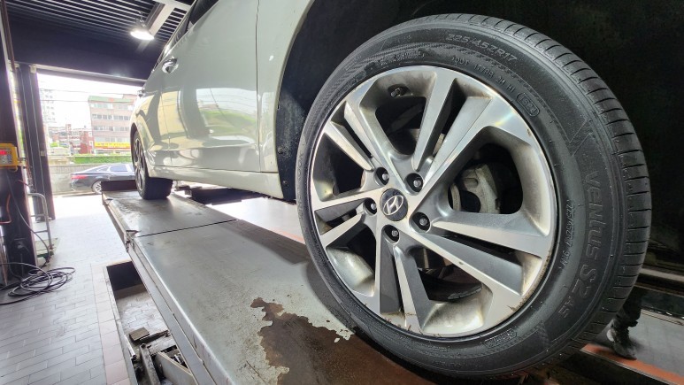 대림동 현대 아반떼 225/45ZR17-고속주행 안전성,정숙성, 승차감까지 극대화한 추천 국산 사계절용타이어-한국타이어 벤투스 프리미엄 컴포트 S2 AS / 서울 구로, 양천, 동작, 관악, 영등포, 부천, 안양