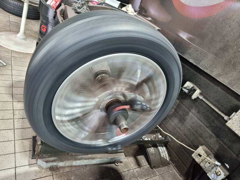 오류동 벤츠 E클래스 E300 (245/45R18)-경제적인 연비효율과 고속주행안정성까지 뛰어난 고성능사계절타이어, 미쉐린 크로스클라이밋2 / 서울 구로, 양천, 동작, 관악, 영등포, 부천, 안양