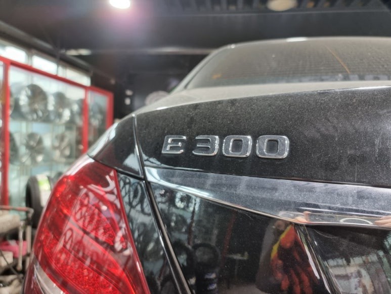 오류동 벤츠 E클래스 E300 (245/45R18)-경제적인 연비효율과 고속주행안정성까지 뛰어난 고성능사계절타이어, 미쉐린 크로스클라이밋2 / 서울 구로, 양천, 동작, 관악, 영등포, 부천, 안양