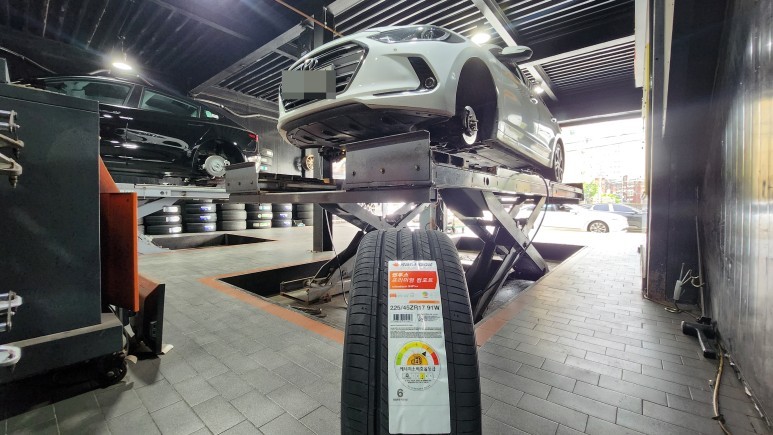 대림동 현대 아반떼 225/45ZR17-고속주행 안전성,정숙성, 승차감까지 극대화한 추천 국산 사계절용타이어-한국타이어 벤투스 프리미엄 컴포트 S2 AS / 서울 구로, 양천, 동작, 관악, 영등포, 부천, 안양