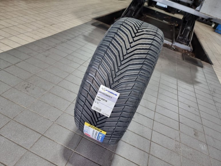 오류동 벤츠 E클래스 E300 (245/45R18)-경제적인 연비효율과 고속주행안정성까지 뛰어난 고성능사계절타이어, 미쉐린 크로스클라이밋2 / 서울 구로, 양천, 동작, 관악, 영등포, 부천, 안양