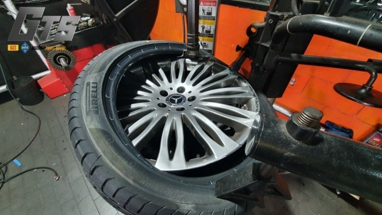 벤츠타이어 센터가서 장착하나요?? 벤츠 S560 245 40 20 출고용OE타이어 피렐리 피제로 런플랫 교체장착 / 서울 구로, 양천, 동작, 관악, 영등포, 부천, 안양