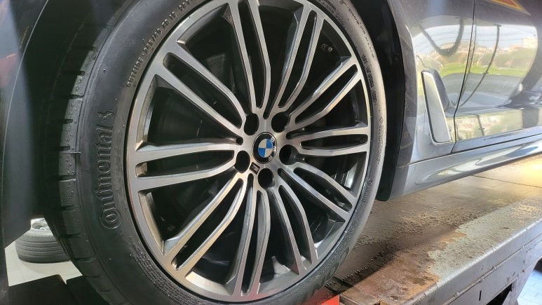 영등포동 BMW 530i 연비의 부담을 줄여주고 극한의 환경에서도 최고의 성능을 발휘해주는 콘티넨탈 사계절타이어 익스트림콘택 DWS06 플러스(2454019, 2753519)