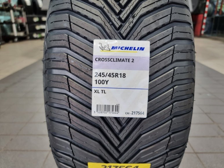 오류동 벤츠 E클래스 E300 (245/45R18)-경제적인 연비효율과 고속주행안정성까지 뛰어난 고성능사계절타이어, 미쉐린 크로스클라이밋2 / 서울 구로, 양천, 동작, 관악, 영등포, 부천, 안양