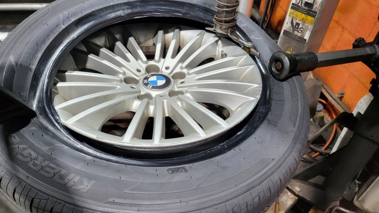 봉천동 BMW 520d (225/55R17)-안정적인 주행성능, 저소음, 승차감까지 더욱 향상된 올시즌 한국타이어 키너지 컴포트EX / 서울 구로, 양천, 동작, 관악, 영등포, 부천, 안양