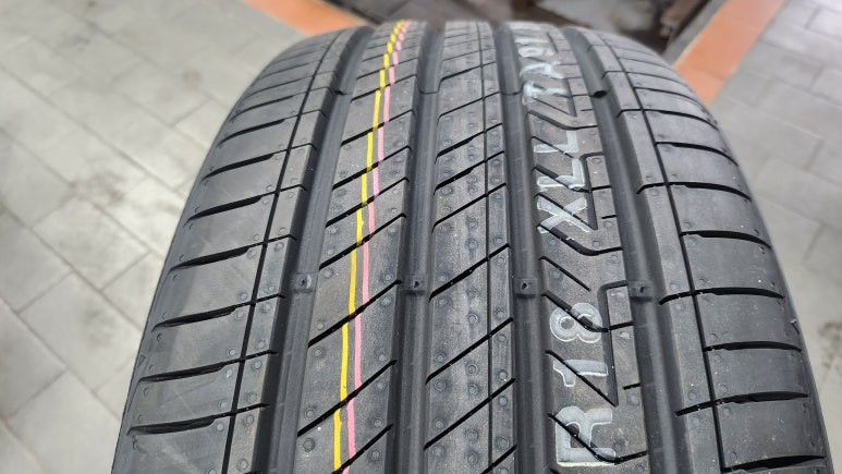 오류동 기아K5 (235/45R18)-초저소음 설계로 최적의 승차감과 마모성능, 눈길제동력까지 크게 개선시킨 금호 사계절타이어 마제스티9솔루스 (TA91) / 서울 구로, 양천, 동작, 관악, 영등포, 부천, 안양