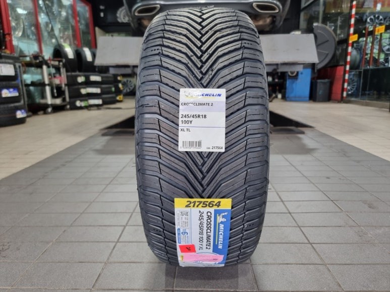 오류동 벤츠 E클래스 E300 (245/45R18)-경제적인 연비효율과 고속주행안정성까지 뛰어난 고성능사계절타이어, 미쉐린 크로스클라이밋2 / 서울 구로, 양천, 동작, 관악, 영등포, 부천, 안양
