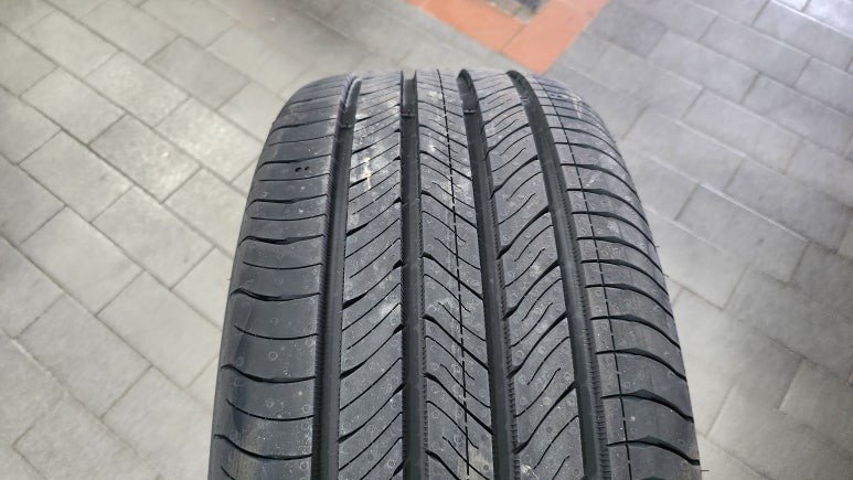 가리봉동 현대 쏘나타 (235/45ZR18)-프리미엄 세단 및 승용차에 최적화되어 승차감과 정숙성을 향상시킨 한국타이어벤투스 슈퍼컴포트 에어S / 서울 구로, 양천, 동작, 관악, 영등포, 부천, 안양