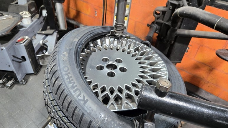 개봉동 제네시스 G80 (245/45R19, 275/40R19)-고급세단에 최적화되어 그립력과 정숙성이 뛰어나고 전기차/내연자 모두 장착가능한 금호타이어 윈터크래프트 WP72 / 서울 구로, 양천, 동작, 관악, 영등포, 부천, 안양