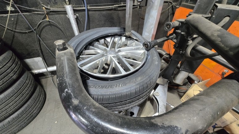 삼성동 현대 그랜저 IG (225/55R17)-다양한 노면상태에서 안정적인 핸들링을 제공하고 연비효율,계절안전성까지 뛰어난 한국타이어 키너지 컴포트 ST AS / 서울 구로, 양천, 동작, 관악, 영등포, 부천, 안양