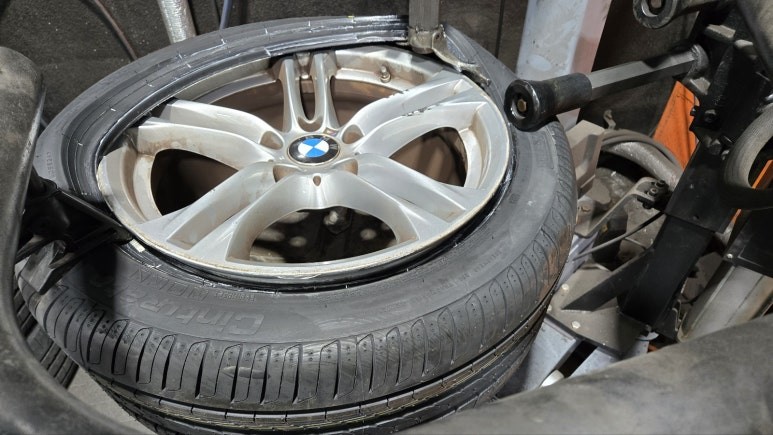 독산동 BMW 5시리즈 520d (245/45R18, 2754018)-런플랫기능까지 추가되어 장거리주행 안전성에 최적화된 피렐리 신투라토 P7 R-F MOE / 서울 구로, 양천, 동작, 관악, 영등포, 부천, 안양