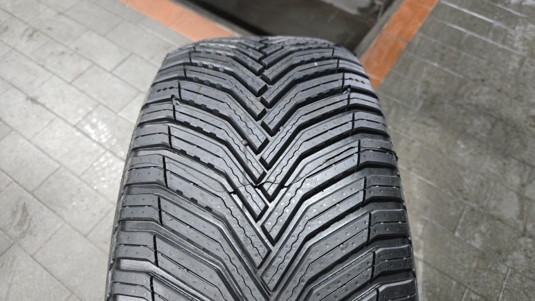 고척동 벤츠 E클래스 E300 (245/45R17)-스포티한 승차감과 우수한 마모수명 모든 기상조건에서 최적의 주행안정성을 제공해주는 미쉐린 크로스 클라이밋2 / 서울 구로, 양천, 동작, 관악, 영등포, 부천, 안양