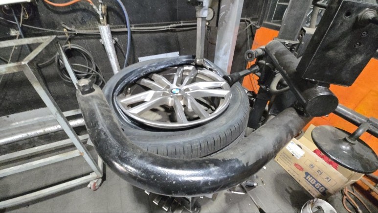 신정동 BMW X3 (245/50R19)-안정적인 승차감과 조향능력, 사계절 안전하게 장착가능한 한국타이어 다이나프로 프리미엄컴포트 HPX / 서울 구로, 양천, 동작, 관악, 영등포, 부천, 안양