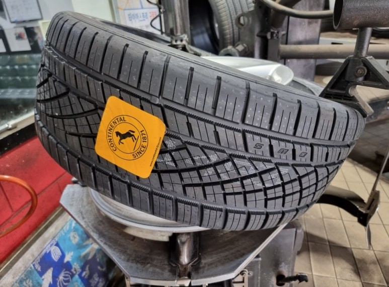하안동 아우디 A8 (255/45R19)–견인력, 제동력, 승차감까지 더욱 업그레이드된 독일 명품 사계절용 타이어-콘티넨탈 익스트림 콘택 DWS06 플러스 / 서울 구로, 양천, 동작, 관악, 영등포, 부천, 안양