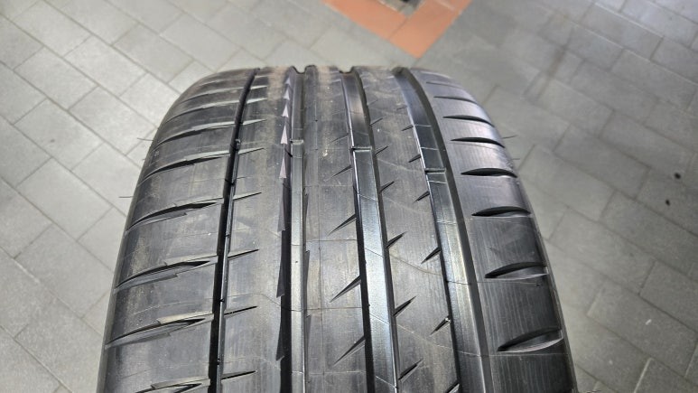 봉천동 벤츠 GT43 AMG-고성능 차량의 퍼포먼스를 안정적으로 뒷받침하면서 일상 주행에서의 승차감과 정숙성까지 높여주는 미쉐린 파일럿 스포츠 4S (265/40ZR20) / 서울 구로, 양천, 동작, 관악, 영등포, 부천, 안양