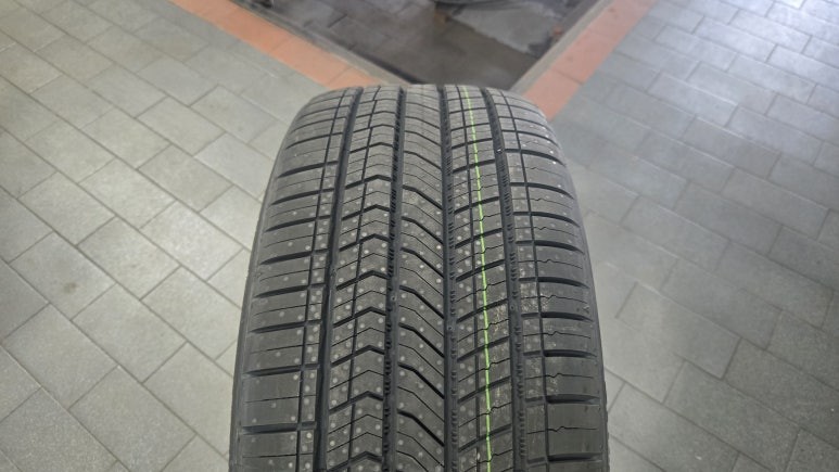 고척동 벤츠 AMG CLA 45 (2254019)-퍼포먼스와 편안함을 동시에 추구하는 고성능 세단과 AMG 차량에 잘어울리는 금호타이어 신제품 마제스티 X TA92 / 서울 구로, 양천, 동작, 관악, 영등포, 부천, 안양