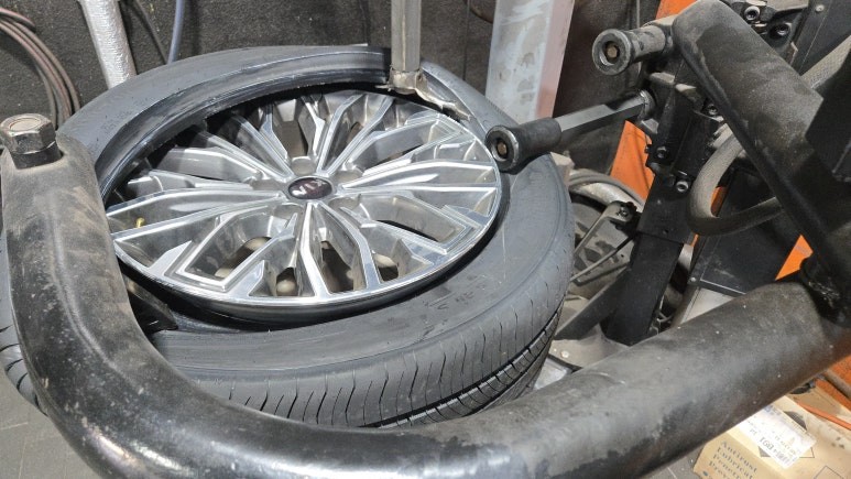 온수동 기아 K9 (245/50ZR18)–장거리 주행에서도 흔들림 없는 안락한 승차감과 정숙성을 균형있게 발휘해주는 한국타이어 벤투스 슈퍼 컴포트 에어 S / 서울 구로, 양천, 동작, 관악, 영등포, 부천, 안양