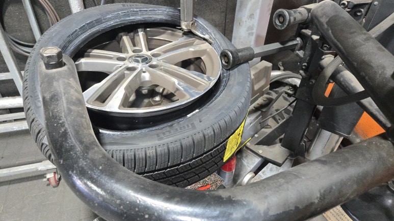 독산동 벤츠 E350 4MATIC (245/45R18)–고급 세단 특유의 안락함을 유지하면서 계절 변화에 유연하게 대응할 수 있는 피렐리 신투라토 P9 올시즌 / 서울 구로, 양천, 동작, 관악, 영등포, 부천, 안양