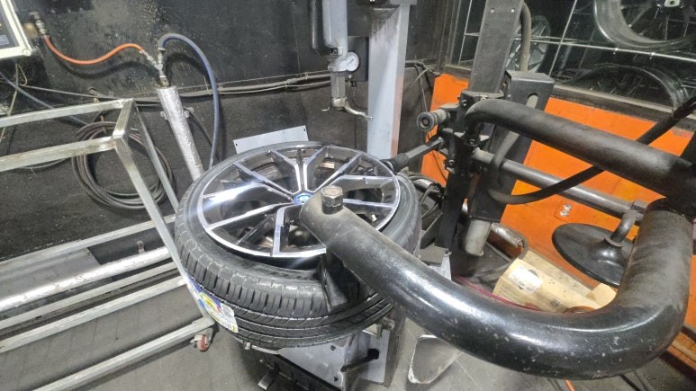온수동 BMW 520e (245/40R19, 275/35R19)-미쉐린 프라이머시 투어 A/S 장착으로 플러그인 하이브리드에 최적의 정숙성과 사계절 주행 안정성 확보 / 서울 구로, 양천, 동작, 관악, 영등포, 부천, 안양