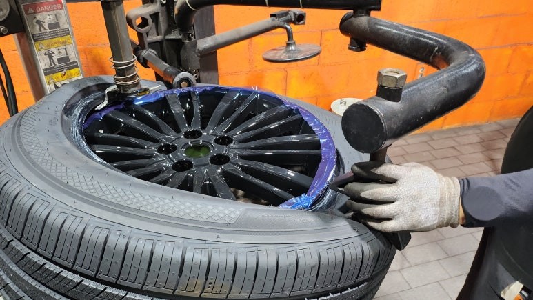 천왕동 랜드로버 디스커버리 (255/55R20)- 탁월한 고속주행안정성과 롱마일리지까지 제공해 주는 SUV전용 한국타이어 다이나프로 프리미엄 컴포트 HPX / 서울 구로, 양천, 동작, 관악, 영등포, 부천, 안양