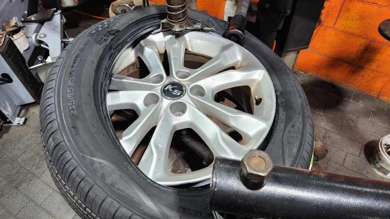 가산동 기아 K5 (215/55R17)-국내환경에 최적화된 최신 올시즌 컴파운드 적용으로 안전성과 가성비까지 만족시켜주는 신제품 금호타이어 솔루스TA 51 / 서울 구로, 양천, 동작, 관악, 영등포, 부천, 안양