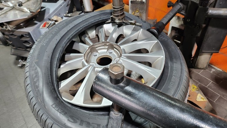 오류동 현대 쏘나타 (215/55R17)-뛰어난 가성비와 겨울철 안전성까지 잘갖춘 사계절용 컴포트타이어 금호타이어 솔루스TA51 / 서울 구로, 양천, 동작, 관악, 영등포, 부천, 안양