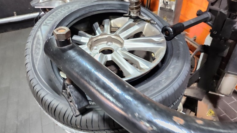 신길동 제네시스 BH330 (245/45R18)-트레드웨어580의 긴 마일리지와 사계절안전성까지 완벽하게 갖춘 최신형 금호타이어 솔루스 TA51 / 서울 구로, 양천, 동작, 관악, 영등포, 부천, 안양