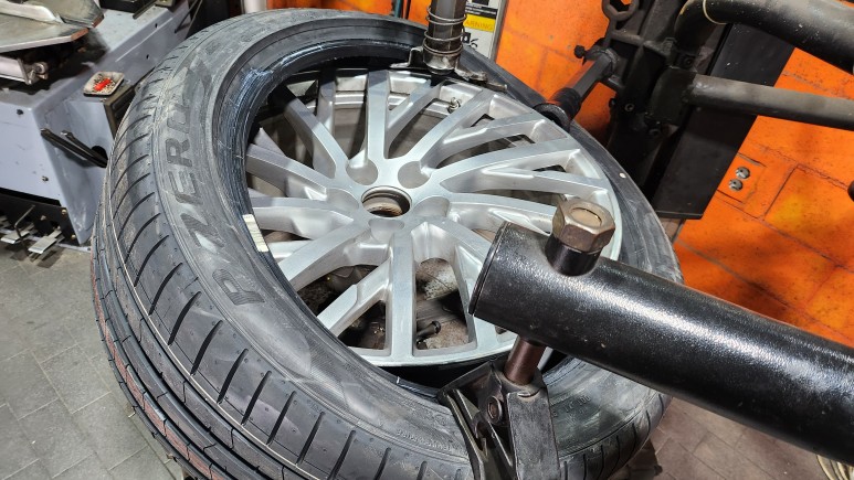 하안동 아우디A8 L(55 TFSI)-고속주행안정성, 뛰어난 핸들링과 접지력까지 모두 만족시켜주는 피렐리 피제로PZ4 (A0) NCS 265/40R20 / 서울 구로, 양천, 동작, 관악, 영등포, 부천, 안양