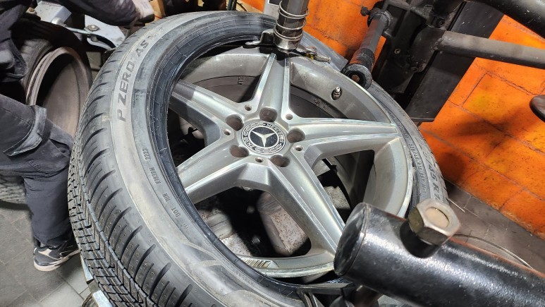가산동 벤츠C220d (225/45R18, 245/40R18)-쾌적하고 부드러운 승차감, 탁월한접지력과 핸들링까지 자랑하는 세단용 사계절 컴포트 타이어 피렐리 피제로 올시즌 플러스 / 서울 구로, 양천, 동작, 관악, 영등포, 부천, 안양