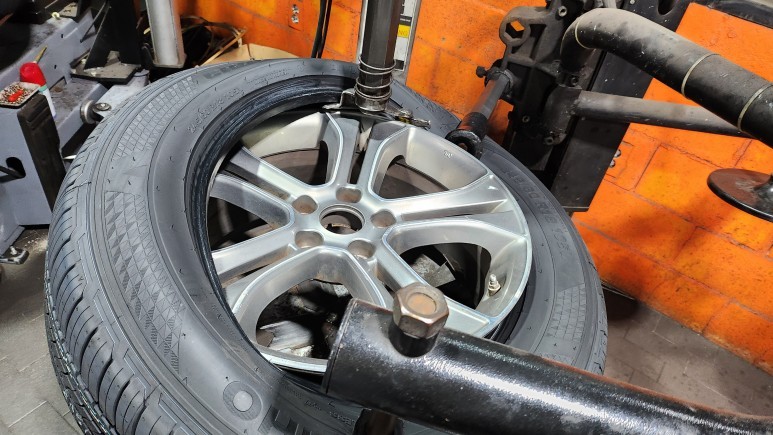 철산동 현대 베라크루즈 (245/60R18)-동급 최고의 저소음 컴포트성능으로 주행안전성과 제동력까지 보장해주는 금호타이어 크루젠 HP71 / 서울 구로, 양천, 동작, 관악, 영등포, 부천, 안양