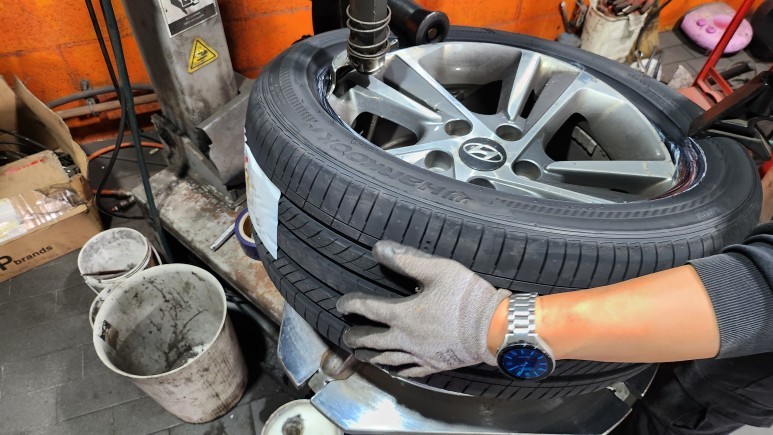 대림동 현대 아반떼 225/45ZR17-고속주행 안전성,정숙성, 승차감까지 극대화한 추천 국산 사계절용타이어-한국타이어 벤투스 프리미엄 컴포트 S2 AS / 서울 구로, 양천, 동작, 관악, 영등포, 부천, 안양