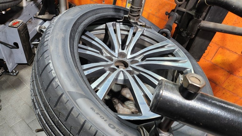 고척동 아우디A8 (265/40ZR20)-탁월한 제동력, 견고한 핸들링,정숙성까지 뛰어난 완벽한 퍼포먼스 타이어, 피렐리 피제로 PZ4 (MO1) NCS / 서울 구로, 양천, 동작, 관악, 영등포, 부천, 안양
