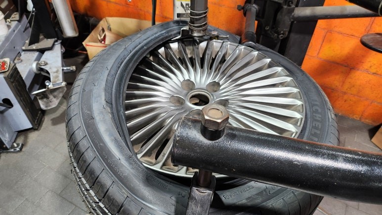 철산동 제네시스G90 (245/50R18)-마모가 진행되어도 성능저하없이 승차감과 안전성을 유지시켜주는 럭셔리세단용 사계절타이어 미쉐린 프라이머시 투어 AS / 서울 구로, 양천, 동작, 관악, 영등포, 부천, 안양
